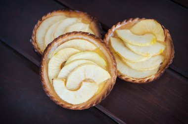 Karanlık bir arka plan üzerine elmalı kek