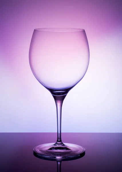 Glas Wein auf farbigem Hintergrund — Stockfoto