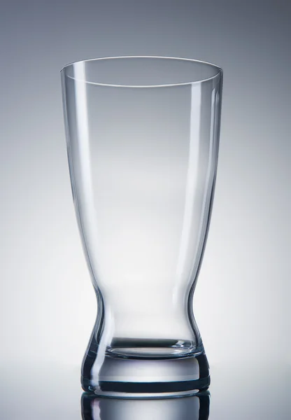 Bicchiere in vetro con riflesso sullo sfondo sfumato — Foto Stock