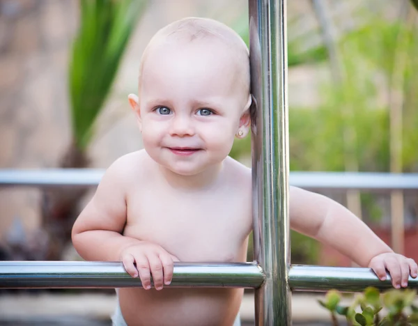 Schattige blije babymeisje op de achtergrond van de natuur — Stockfoto