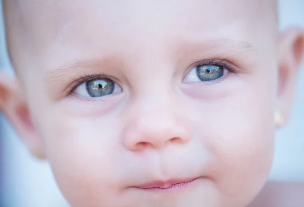 Lief meisje op natuur achtergrond close-up — Stockfoto