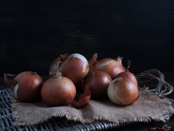 Un montón de cebollas en una mesa de madera — Foto de Stock