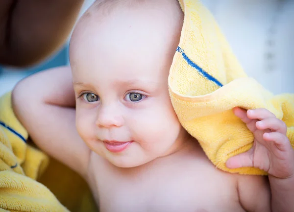 Милая маленькая девочка играет с полотенцем — стоковое фото