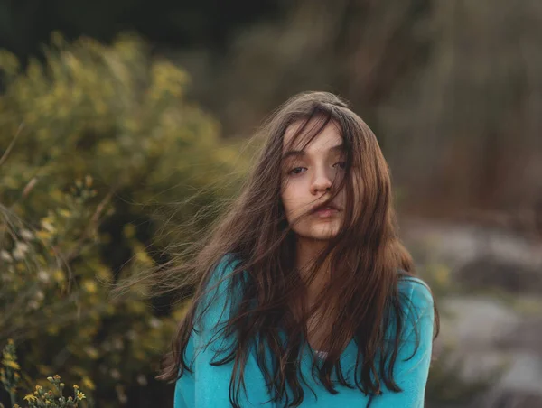 Giovane ragazza capelli che soffia nel vento — Foto Stock