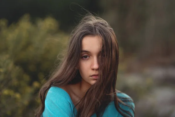 Jovem menina cabelo soprando no vento — Fotografia de Stock