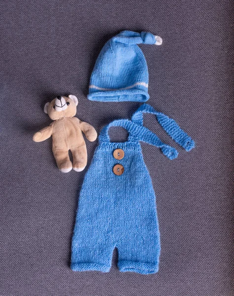 Детская Одежда Голубого Цвета Маленьким Плюшевым Мишкой — стоковое фото