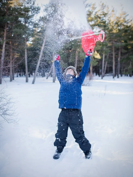 Маленький хлопчик, який стоїть на снігу — стокове фото