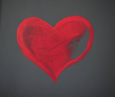 Duvarda kocaman bir kalp var.