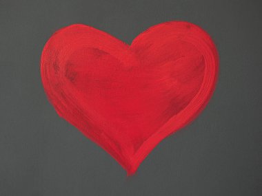 Duvarda kocaman bir kalp var.