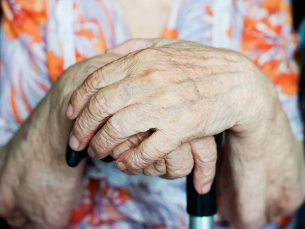 Hände einer älteren Frau — Stockfoto