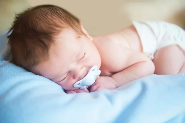 Kleines neugeborenes Baby — Stockfoto