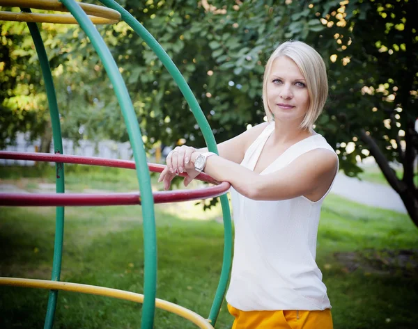 La ragazza nel parco dei bambini — Foto Stock