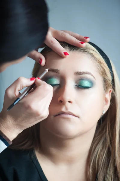 Aplicar maquiagem — Fotografia de Stock