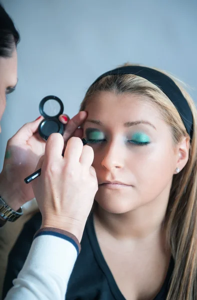 Toepassing van make-up — Stockfoto