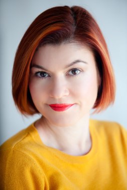 Kızıl saçlı güzel kadın