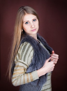 Güzel sarışın bir kürk yelek