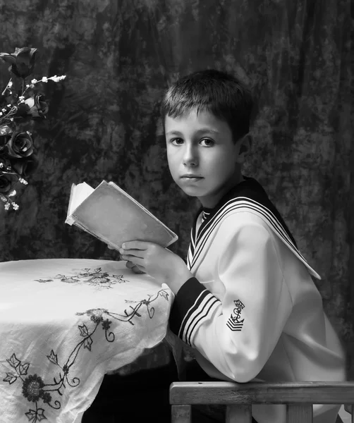 Junge liest ein Buch — Stockfoto