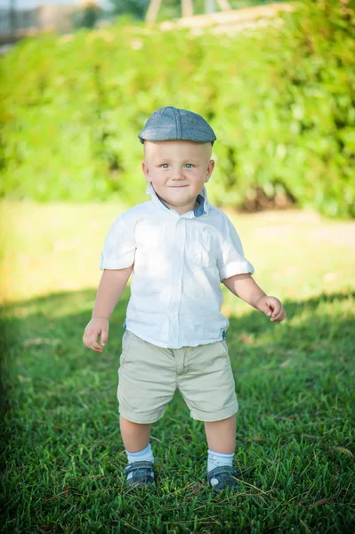 Pequeno menino bonito — Fotografia de Stock