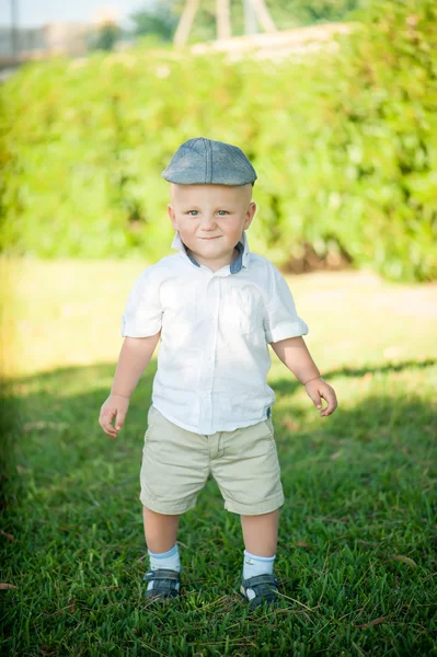 Söt liten pojke — Stockfoto