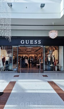 Almeria, İspanya - 07 Kasım 2025: Alışveriş merkezindeki tahmin mağazasının girişi, modaya uygun giyim ve aksesuarlar, canlı bir alışveriş deneyimi yaratmak