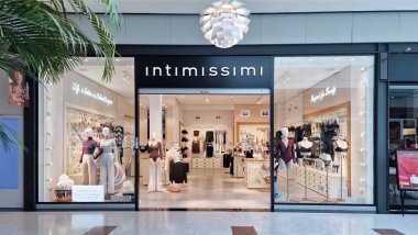 Almeria, İspanya - 07 Kasım 2025: Intimissimi butiği, parlak ışıklar ve hoş bir ortam ile çağdaş bir alışveriş merkezi ortamında şık iç çamaşırları sergiliyor