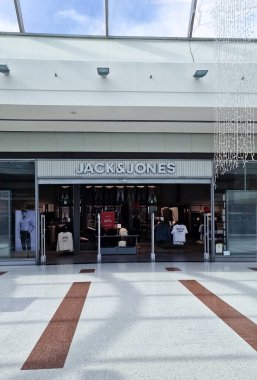 Almeria, İspanya - 07 Kasım 2025: JACK & JONES perakende satış mağazası önü modern bir alışveriş merkezi ortamında moda giysileri ve tanıtım teklifleri sunuyor