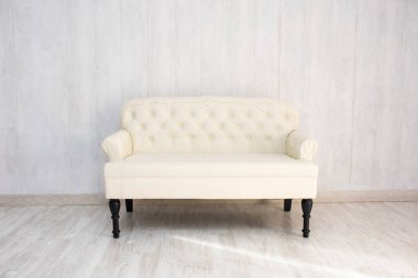 Parlak minimalist bir odada, mobilya mağazası kataloğunda ya da iç dizaynında duran zarif bej deri kanepe..