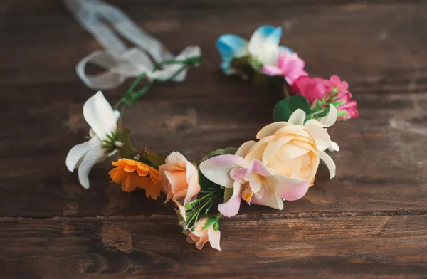 Wreath of artificial flowers — Stock Photo, Image