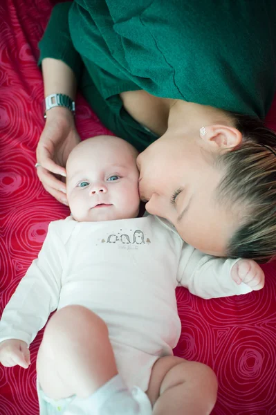 Mamãe gentilmente beija sua filha — Fotografia de Stock