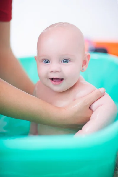 Moeder Baden meisje — Stockfoto