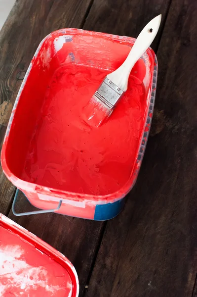 Pintura roja en un cubo — Foto de Stock