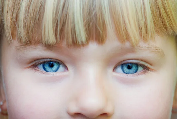 Eyes of a little girl — Stock Photo, Image