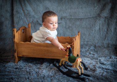 Gri bir arka plan üzerinde sevimli çocuk