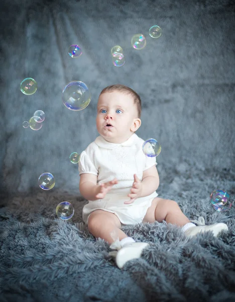 Menino com bolhas de sabão — Fotografia de Stock