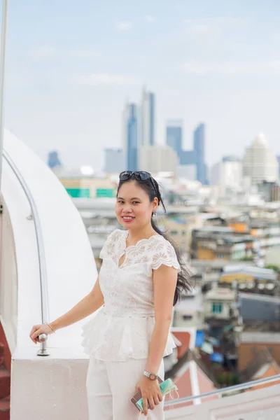 Retrato Sorrindo Mulher Asiática Desgaste Casual Branco Olhando Para Câmera — Fotografia de Stock