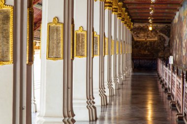 Bangkok, Tayland 13 Temmuz 2020 'de Zümrüt Buddha Tapınağı ve Büyük Saray' ın içindeki resim önemli bir Budist tapınağı ve Bangkok Tayland 'da ünlü bir turizm merkezidir..