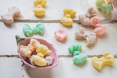 Yüksek açılı görüntüler beyaz ahşap bir masada küçük bir kasede Tayland şekeri, Allure geleneksel Tayland tatlıları tatlı ve lezzetli.