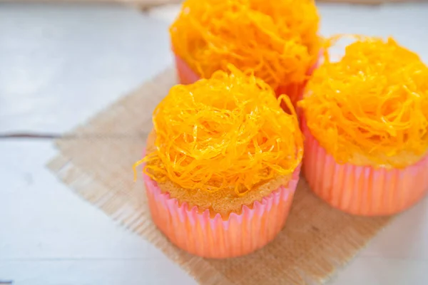 Hoge Hoek Bekijken Een Groep Mamon Cake Met Gouden Draad — Stockfoto