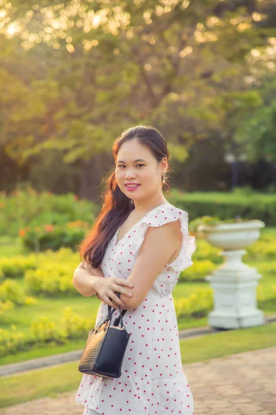 Närbild Porträtt Asiatisk Kvinna Vit Klänning Stående Och Tittar Kameran — Stockfoto