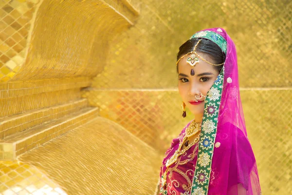 Nahaufnahme Porträt Charmante Asiatische Frau Trägt Einen Lila Indischen Traditionellen — Stockfoto