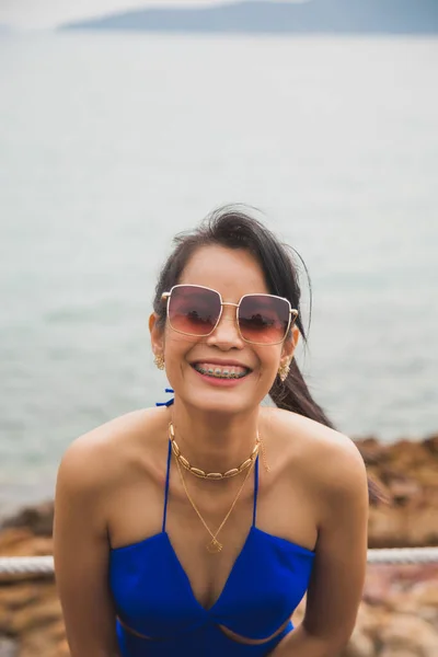 Retrato Sorrindo Ásia Mulher Azul Vestido Com Aparelho Ela Dentes — Fotografia de Stock