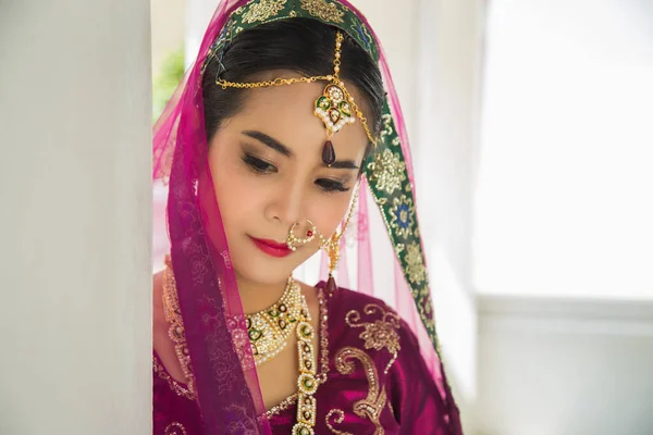 Портрет Азиатской Женщины Margenta Индийской Традиции Сари Смотрит Вниз Сторону — стоковое фото