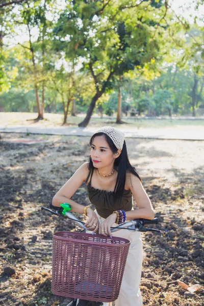 Porträtt Asiatisk Kvinna Casual Wear Sitter Cykel Tittar Bort Offentlig — Stockfoto
