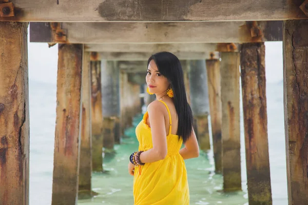 Porträtt Vacker Asiatisk Kvinna Gul Klänning Står Bron Över Havet — Stockfoto