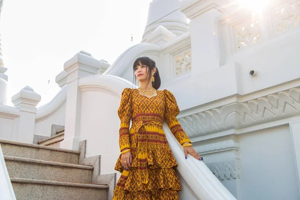 Πορτρέτο Ασιάτισσα Γυναίκα Φορώντας Ένα Κίτρινο Ταϊλάνδης Μοτίβο Φόρεμα Στέκεται — Φωτογραφία Αρχείου