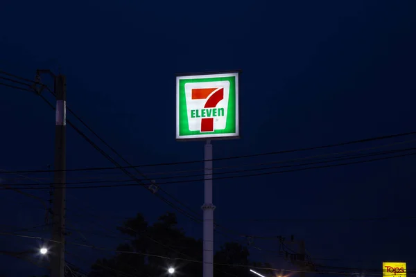 Bangkok, Tayland - 05 Temmuz 2021: Gece 11 mini market logosunun ışık kutusu.