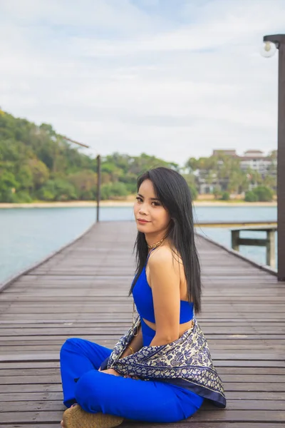 Porträtt Asiatisk Kvinna Blå Casual Wear Med Solglasögon Håller Blå — Stockfoto