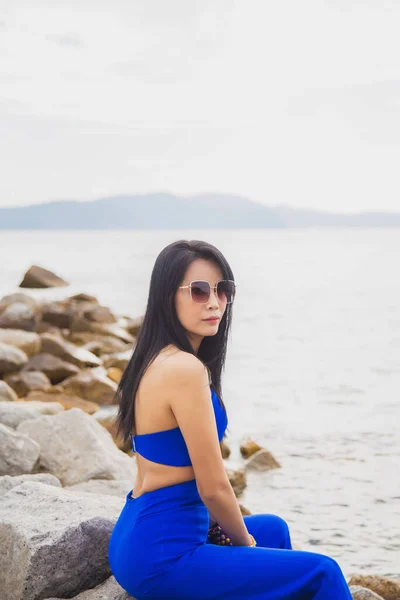 Retrato Mulher Asiática Azul Casual Desgaste Com Óculos Sol Sentado — Fotografia de Stock