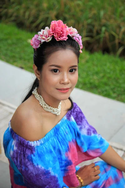 Porträtt Vacker Asiatisk Kvinna Mönstrad Färg Klänning Med Blommor Håret — Stockfoto