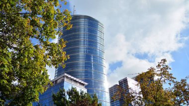 Varşova, Polonya. 19 Ekim 2020. Daszynski kavşağında. Varşova şehir merkezindeki finans bölgesinde yeni gökdelenler. Yeni binalar inşa ediliyor.